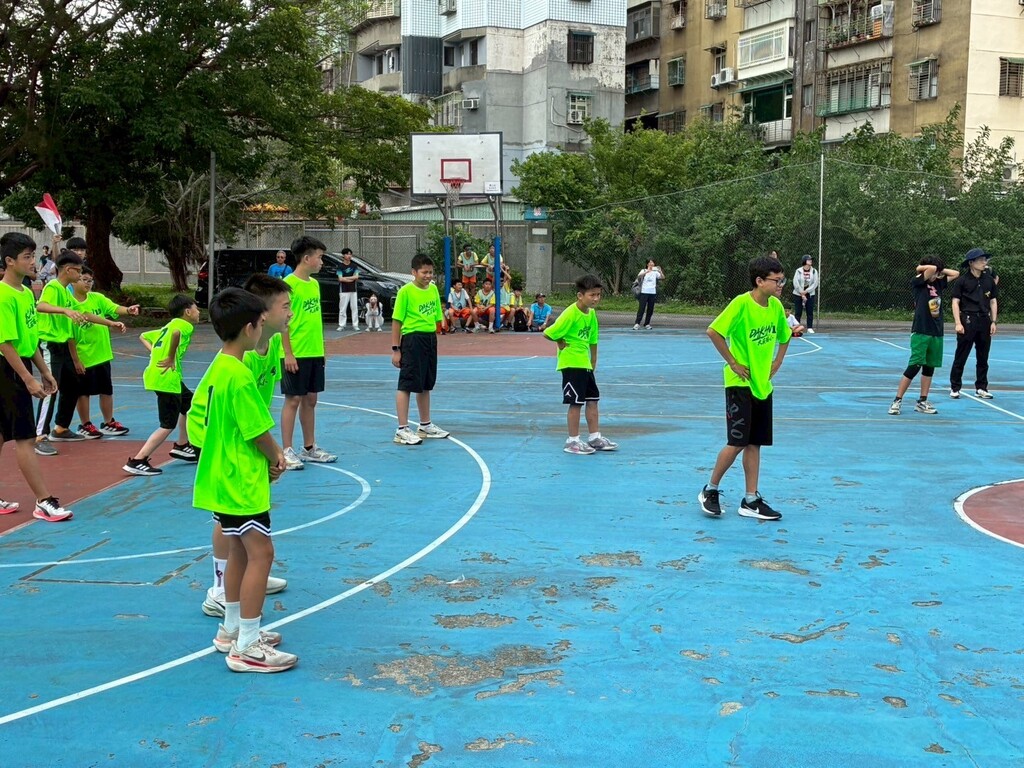 飛盤比賽(另開新視窗/jpg檔)圖片