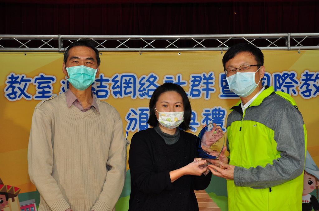 雲校長及品菁老師參加頒獎典禮